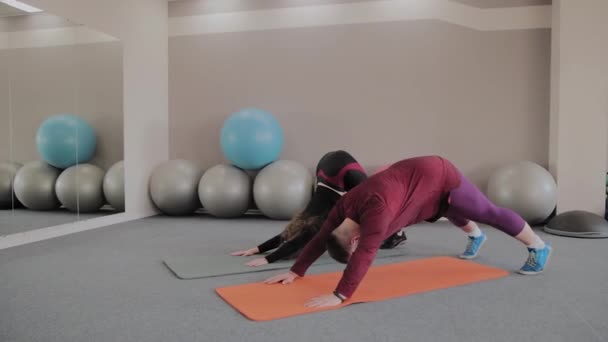 Grasso uomo donna treno in palestra insieme . — Video Stock