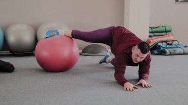 Neşeli şişman adam Fitness topu üzerinde trenler.