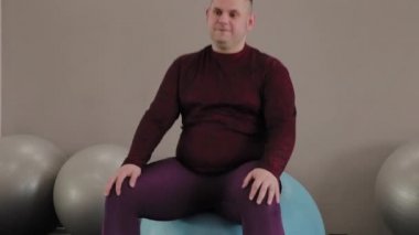 Neşeli şişman adam Fitness topu üzerinde trenler.