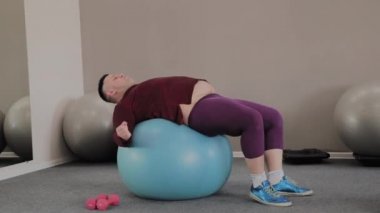 Neşeli şişman adam Fitness topu üzerinde trenler.
