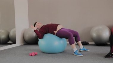 Neşeli şişman adam Fitness topu üzerinde trenler.