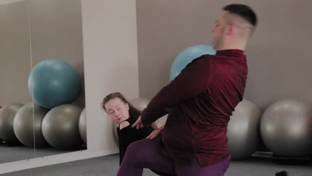 Fat woman and man stretching on fitness mats. — Stock Video