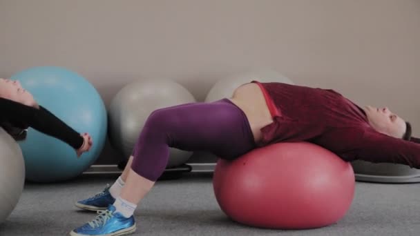 Pareja grasa positiva haciendo ejercicio con pelotas de fitness — Vídeos de Stock