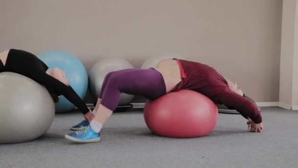Pozytywna para tłuszczu ćwiczącego z piłkami fitness — Wideo stockowe