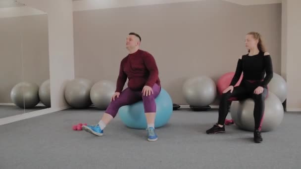 Positivo gordura casal exercício com bolas de fitness — Vídeo de Stock