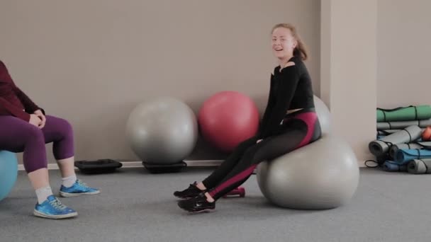 Pozitív zsírtartalmú pár gyakorlása a fitness labdák — Stock videók