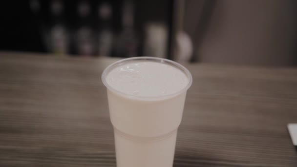 Proteinshake med mjölk i ett glas. — Stockvideo