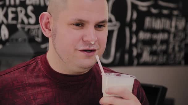 En man dricker en protein hälso dryck till frukost på morgonen. — Stockvideo