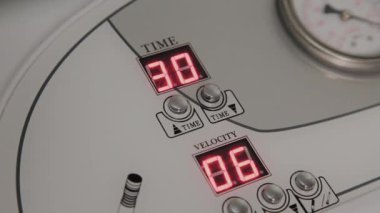 Metabolizma yüz masajı, kozmetoloji yeni teknolojiler için cihaz.