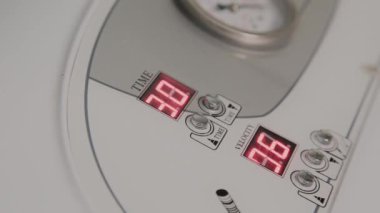 Metabolizma yüz masajı, kozmetoloji yeni teknolojiler için cihaz.