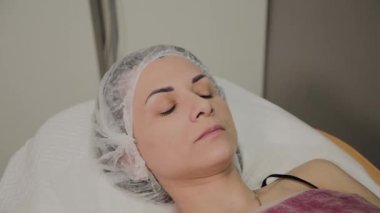 Yalan ve yüz bakım yordam lüks spa salonu bekleyen bornoz güzel genç kadın