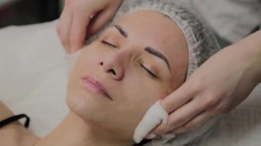 Bir kadın güzellik salonunda özel mendiller ile temizlenir.