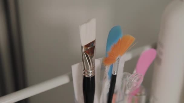 Accessoires de cosmétologie de haute qualité dans le salon de beauté . — Video