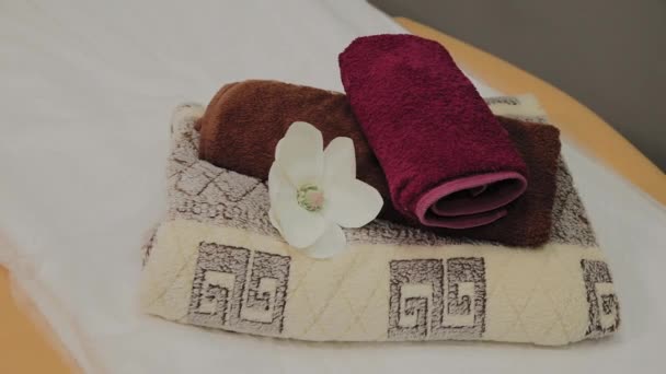 Salões para massagem tailandesa com toalhas, travesseiros e flores em sala vazia . — Vídeo de Stock