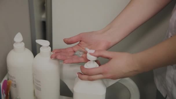 Professionele schoonheidsspecialiste pikt een massage crème in zijn hand. — Stockvideo