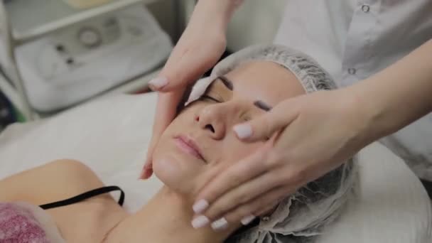 Frau bei Gesichtsmassage im Wellness-Salon. — Stockvideo