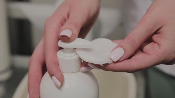 L'estetista applica liquido a un batuffolo di cotone prima della procedura. Innovazioni cosmetiche . — Video Stock