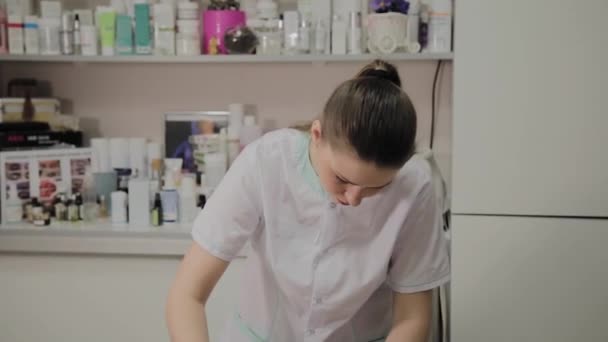 En kvinna rengörs med speciella våtservetter i skönhets salongen. — Stockvideo