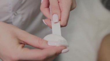 Profesyonel bir Kozmetolog cihazı özel bir çözelti ile dezenfekte eder. Kozkolojik yenilikler.