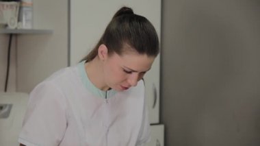 Kadın Spa salonunda yüz masajı yapıyor.