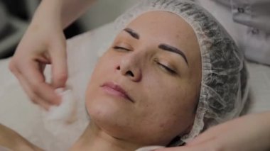 Bir kadın güzellik salonunda özel mendiller ile temizlenir.