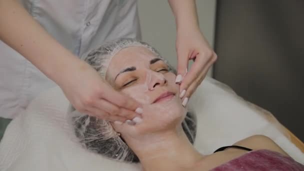 Vrouw doet gezicht massage in de spa salon. — Stockvideo