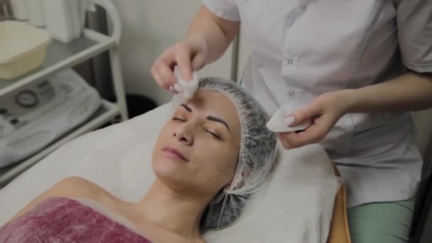 Una donna viene pulita con salviettine speciali nel salone di bellezza . — Video Stock