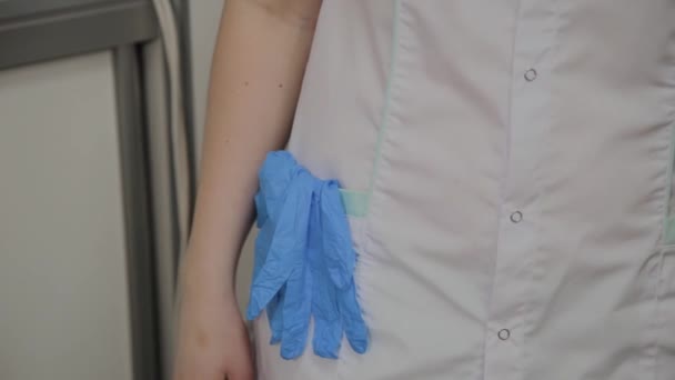 Fiducioso medico professionista in maschera e cappuccio in camera d'ospedale indossando guanti medici blu. Medico donna al lavoro. Concetto sanitario. Dipendente del laboratorio . — Video Stock