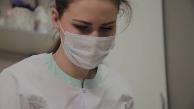 İş yerinde genç Kozmetolog, maskeli güzel bir Kozmetolog portresi.