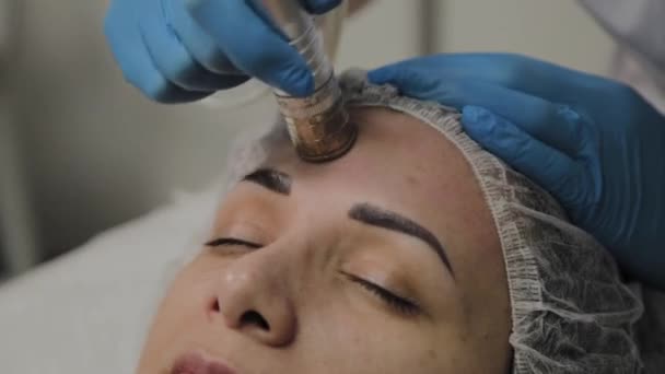 Een professionele schoonheidsspecialist maakt een vrouw vacuüm reinigen van het gezicht in een schoonheidssalon. Cosmetische innovaties. — Stockvideo