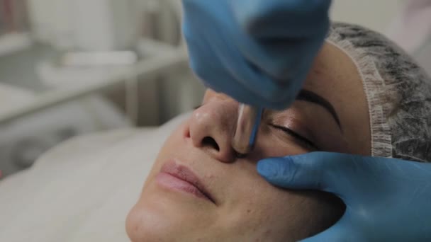 전문 미용사가 뷰티 살롱에서 얼굴을 진공 청소 하는 여성을 만든다. 미용 학적 혁신. — 비디오