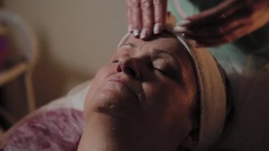 Yaşlı kadın güzellik Spa tedavi almak.