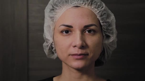 Mujer hermosa después de la limpieza al vacío de la cara, humor alegre . — Vídeos de Stock