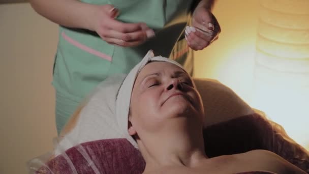 Oudere vrouw krijgt behandeling in Beauty Spa. — Stockvideo