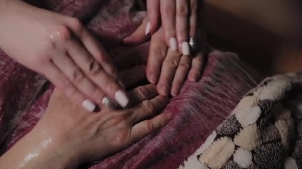 전문 미용사가 노인 여성에 게 마사지를 합니다. 미용 학적 혁신 — 비디오