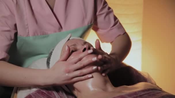 Cosmetologo professionista fa massaggio a una donna anziana. Innovazioni cosmetologiche — Video Stock