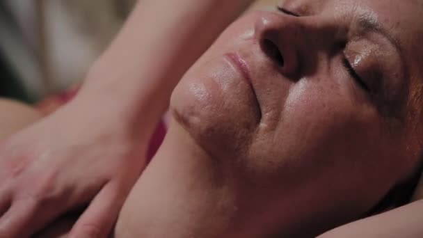 Cosmétologue professionnel fait massage à une femme âgée. Innovations cosmétologiques — Video