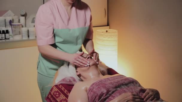 Cosmetologul profesionist face masaj unei femei în vârstă. Inovații cosmetice — Videoclip de stoc