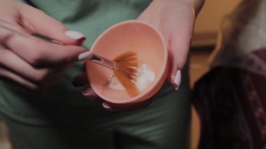 Profesyonel bir Kozmetolog cihazı özel bir çözelti ile dezenfekte eder. Kozkolojik yenilikler.