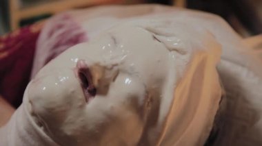 Bakımlı yaşlı kadın bir güzellik salonunda prosedürü bir maske giyiyor.