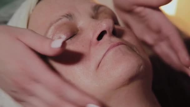 Cosmétologue professionnel fait massage à une femme âgée. Innovations cosmétologiques — Video