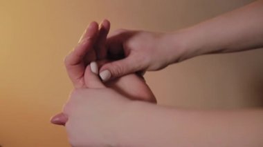 Güzellik salonunda yaşlı bir kadın için profesyonel el masajı.