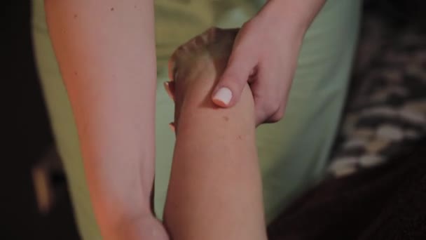 Massagem de mão profissional para uma mulher idosa em um salão de beleza . — Vídeo de Stock