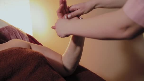 Masaje profesional de manos para una anciana en un salón de belleza . — Vídeos de Stock