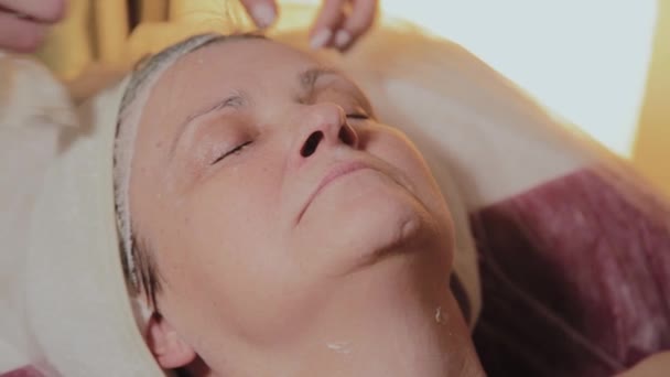 An elderly woman awaits the start of the procedure in the beauty salon. — Stock Video