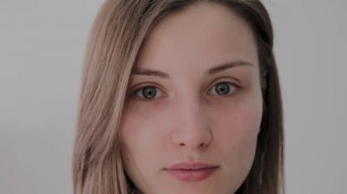 Kameraya bakarak çok güzel bir kız portresi.