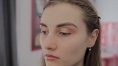 Güzel genç kız makyaj başlangıcını bekliyor.