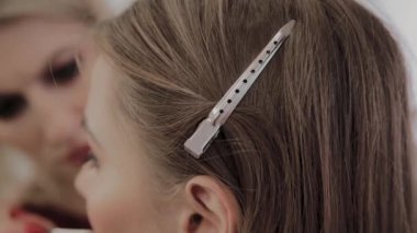 Makyaj sanatçısı güzel bir genç kıza profesyonel makyaj uygular. Makyaj yeni konsept.