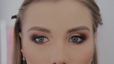 Kameraya bakarak çok güzel bir kız portresi.