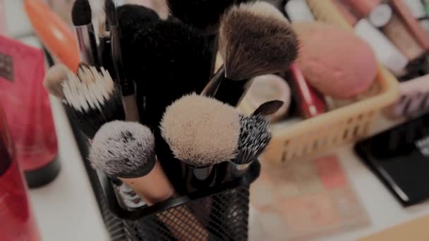 Un ensemble de pinceaux pour maquillage sur la table maquilleuse . — Video